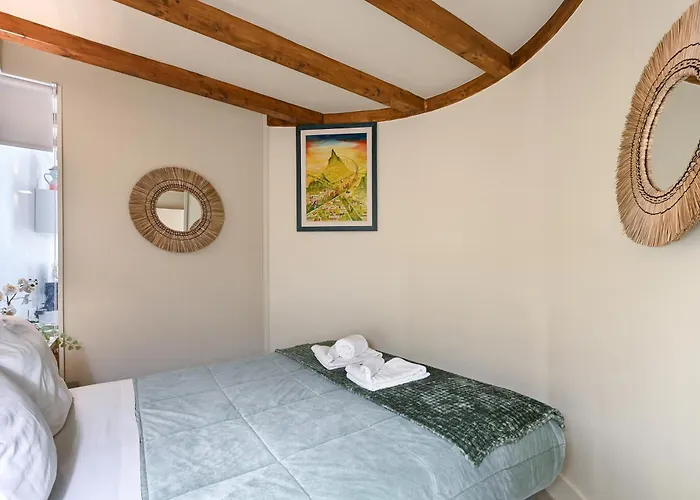 Vila Cosy Housetypical Space In By Su E Luis