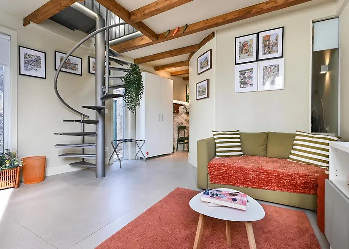 Vila Cosy Housetypical Space In By Su E Luis